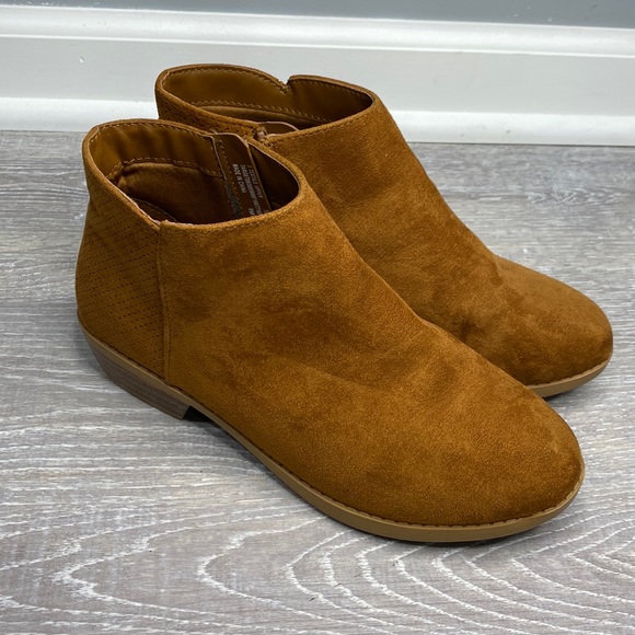 Cat & Jack Other - Girl’s Cat & Jack brown ankle boot size 5